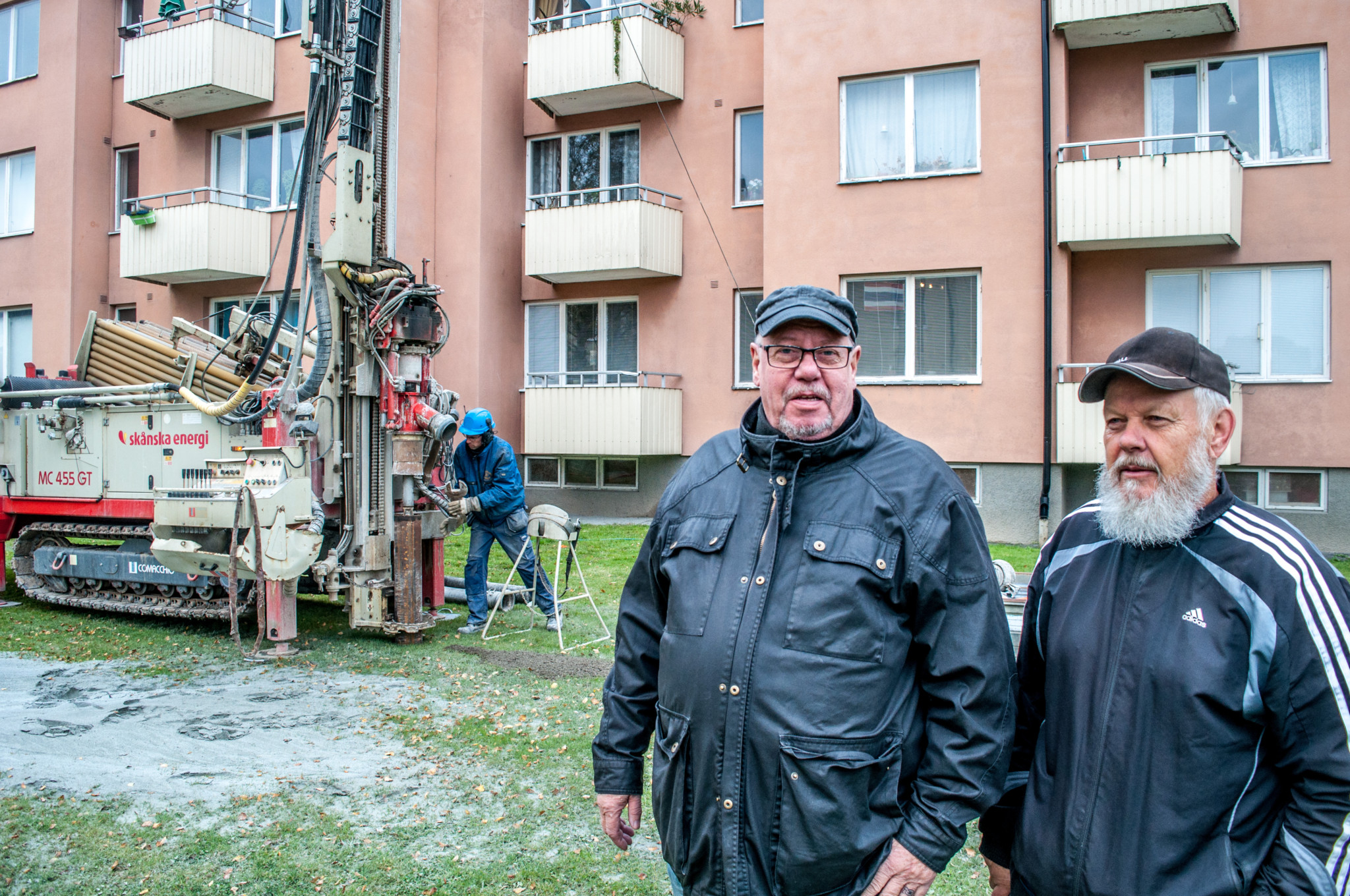 Bengt och Sten inspekterar borrningen för Geokomfort i Bromölla